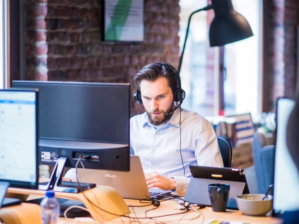 Teilnehmende bei einem Online-Marketing Kurs in einer kleinen Gruppe