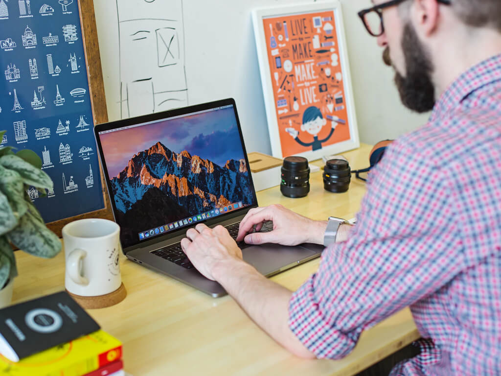 Dozent zeigt Kampagnen-Setup im Online Marketing Kurs
