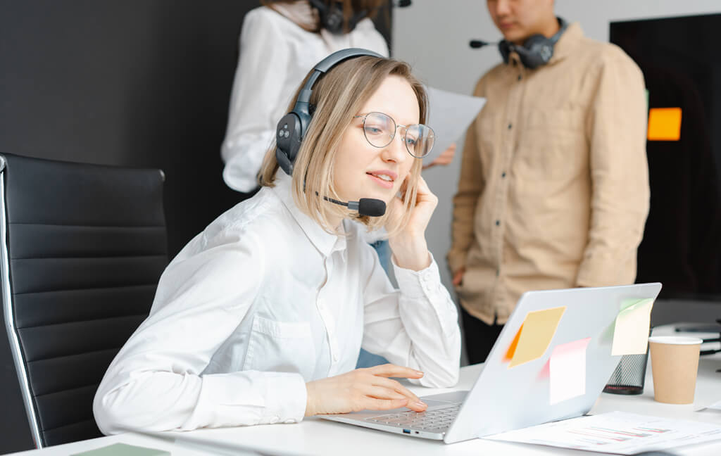Teilnehmende in einem Online Marketing Kurs mit Dozentin oder Dozent und gemeinsamem Austausch