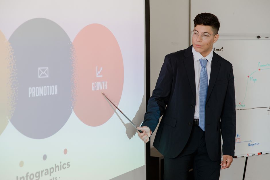 Online Marketing Kurs im Unterricht mit Fokus auf kleine Gruppen